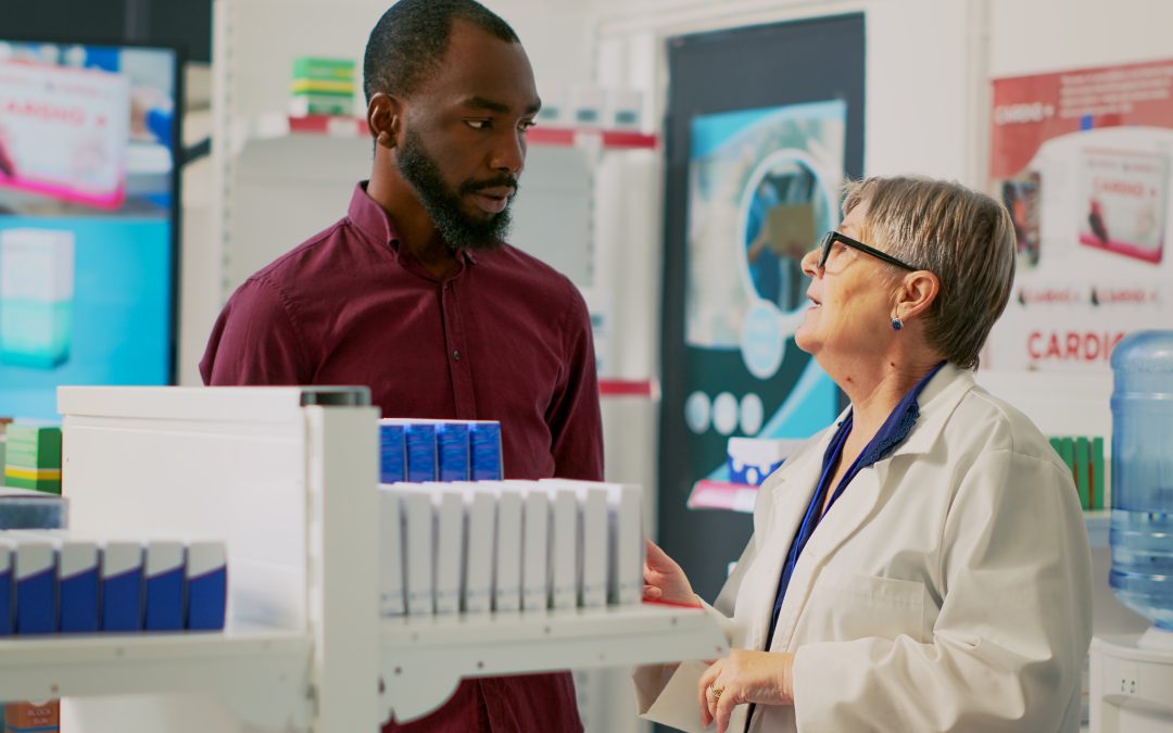 Pharmacien conseillant des clients sur du matériel médical en pharmacie