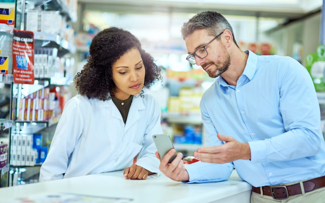 Pharmacien conseillant un client sur du matériel médical en officine